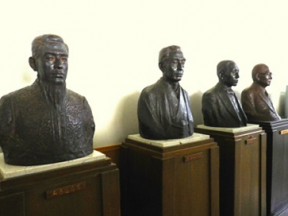 西那須野公民館内の渡辺美智雄、那須野原開拓者の胸像